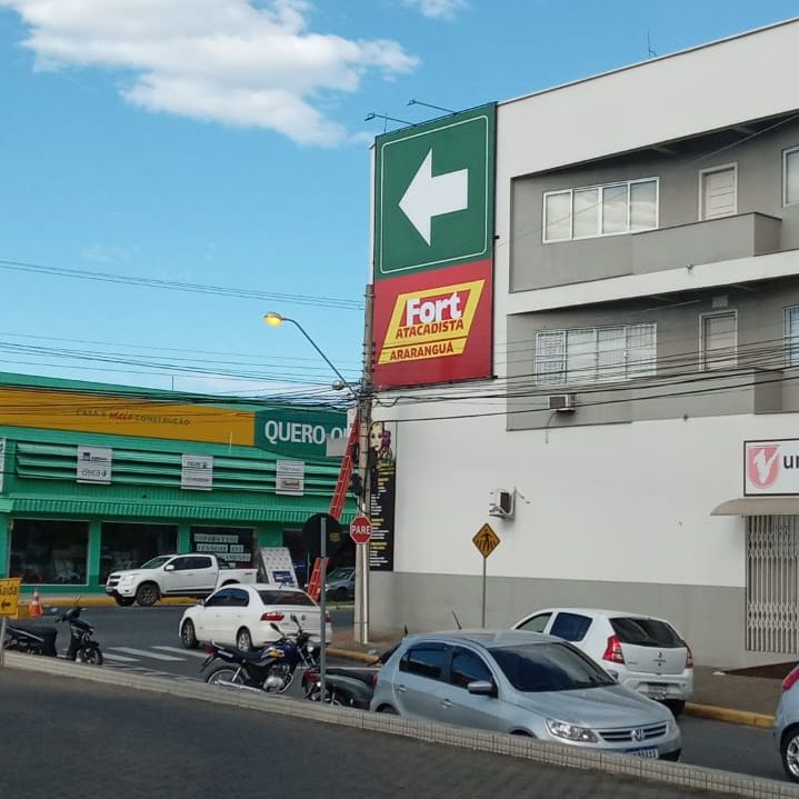 Outdoor empena shopping