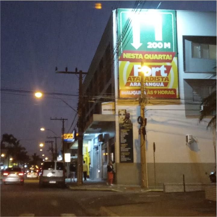 Empena com iluminação